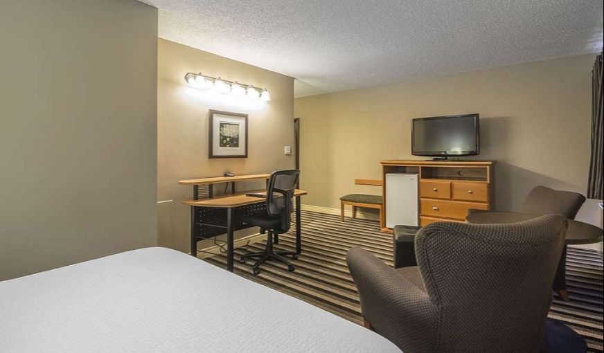 Quality Inn West Edmonton, room with private jacuzzi, photo 3
