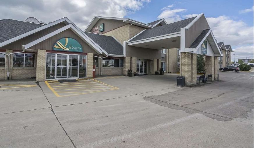 Quality Inn West Edmonton, room with private jacuzzi, photo 4