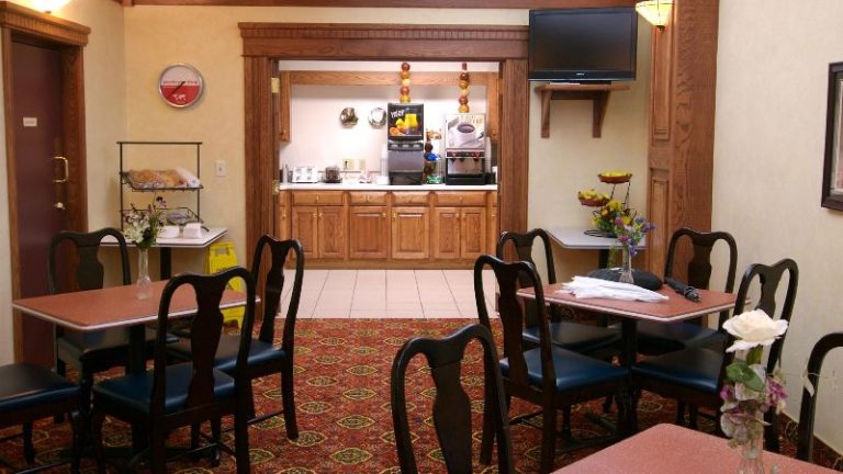 Ramada by Wyndham Saginaw Hotel & Suites