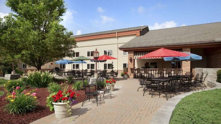 Ramada by Wyndham Saginaw Hotel & Suites