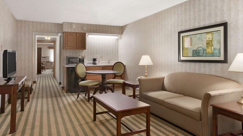 Ramada by Wyndham Saginaw Hotel & Suites, room with private jacuzzi, photo 6