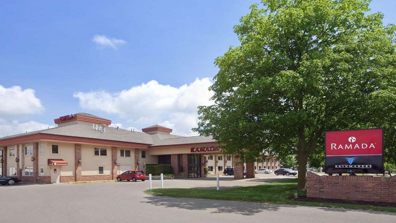 Ramada by Wyndham Saginaw Hotel & Suites, room with private jacuzzi, photo 7