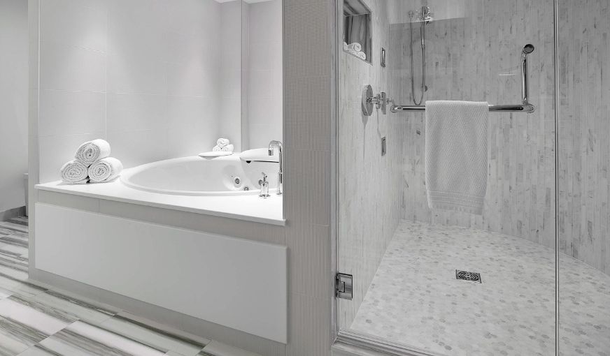 Renaissance Edmonton Airport Hotel, room with private jacuzzi, photo 2