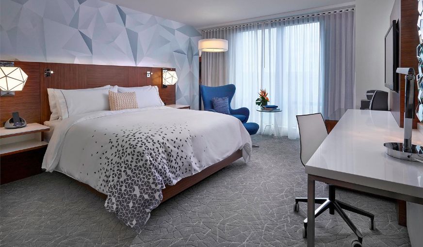 Renaissance Edmonton Airport Hotel, room with private jacuzzi, photo 3