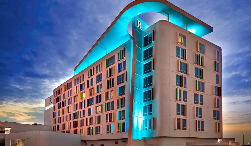 Renaissance Edmonton Airport Hotel, room with private jacuzzi, photo 6