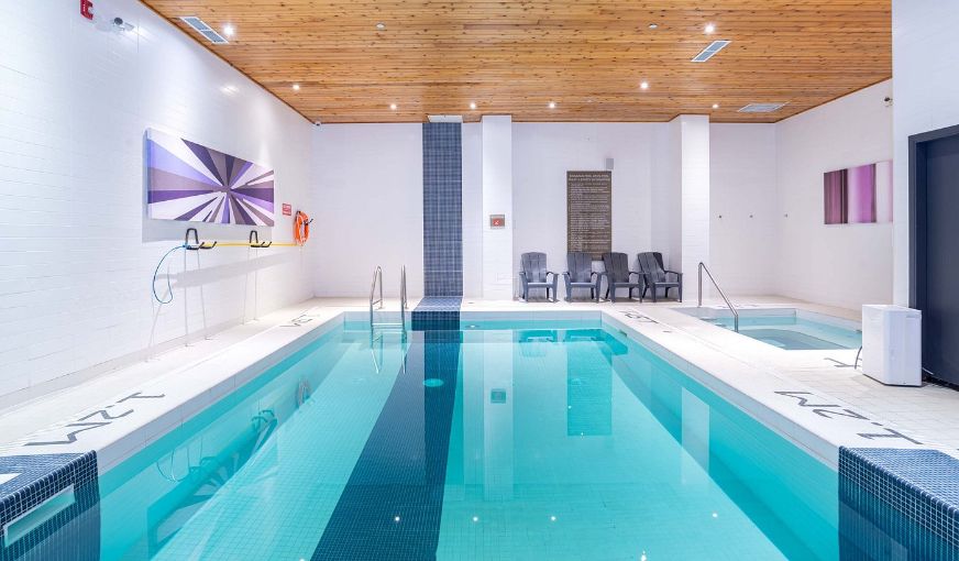Sandman Signature Edmonton South Hotel, room with private jacuzzi, photo 8