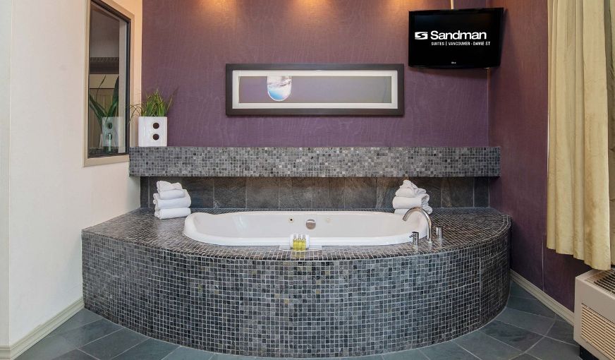 Sandman Suites Vancouver, room with private jacuzzi, photo 2