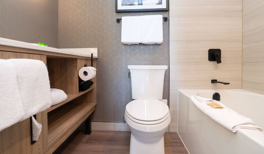 Sandman Suites Vancouver, room with private jacuzzi, photo 6