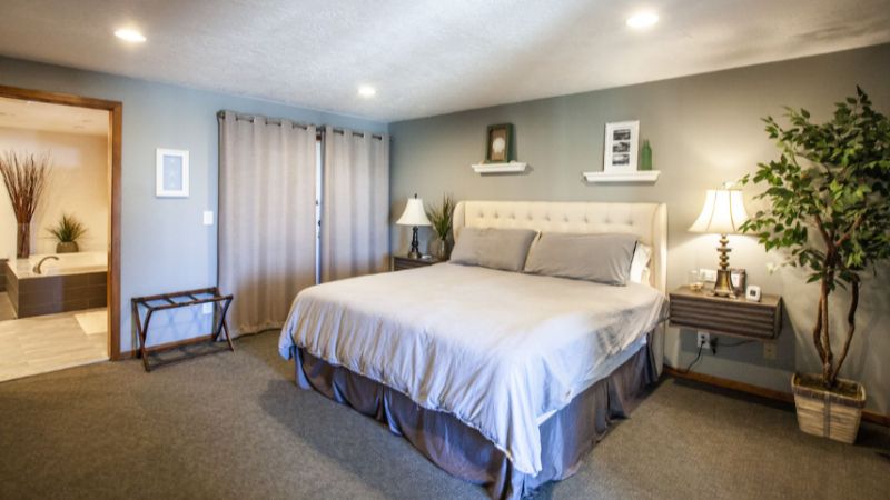 Sasquatch Lodge – Meredith Lodging, room with private jacuzzi, photo 3