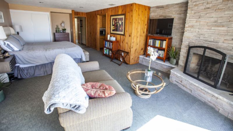 Sasquatch Lodge – Meredith Lodging, room with private jacuzzi, photo 4