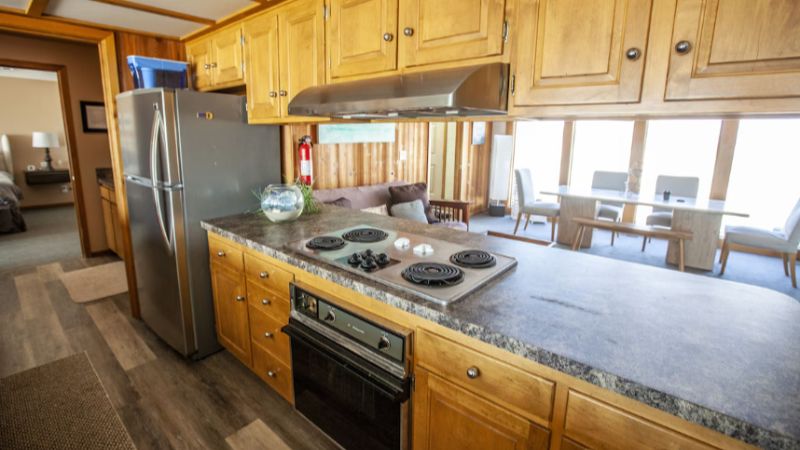 Sasquatch Lodge – Meredith Lodging, room with private jacuzzi, photo 6