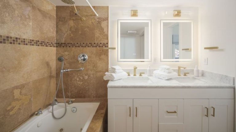 Scottsdale Lux Home – Jetted Tub, Yard