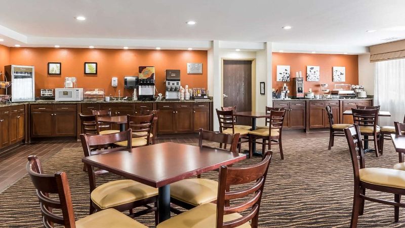 Sleep Inn North Liberty, room with private jacuzzi, photo 8