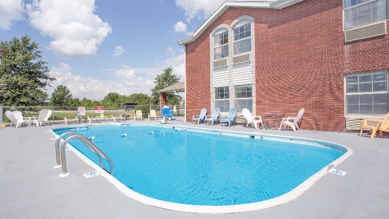 Super 8 by Wyndham Nixa/Springfield Area – Nixa, MO, room with private jacuzzi, photo 6