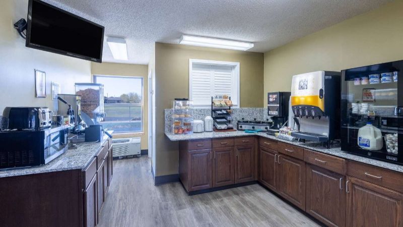 Super 8 by Wyndham Nixa/Springfield Area – Nixa, MO, room with private jacuzzi, photo 7