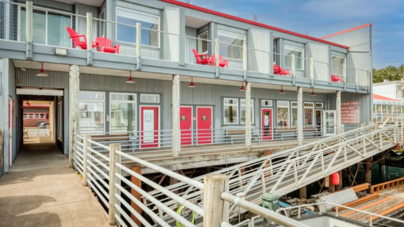 Surfer Dude – Anchor Pier Lodge, room with private jacuzzi, photo 6