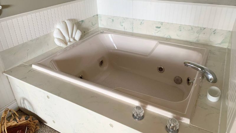 The Dickey House Bed & Breakfast – Marshfield, MO, room with private jacuzzi, photo 2