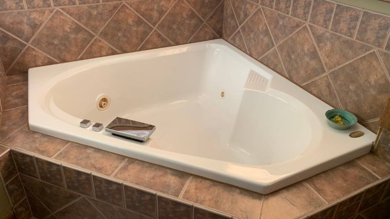 The Dickey House Bed & Breakfast – Marshfield, MO, room with private jacuzzi, photo 3