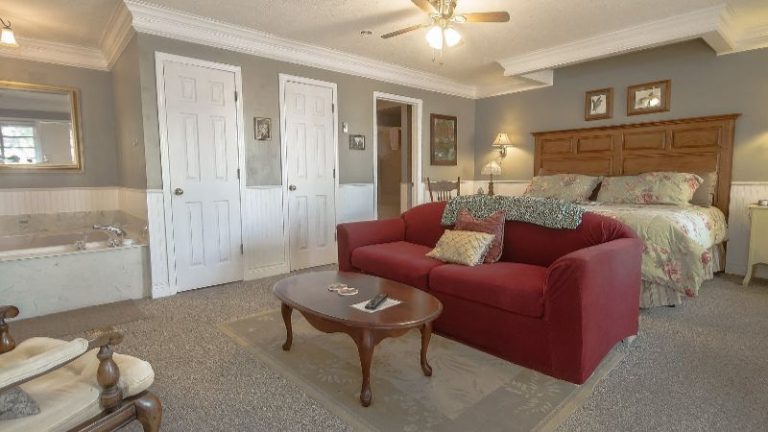 The Dickey House Bed & Breakfast – Marshfield, MO