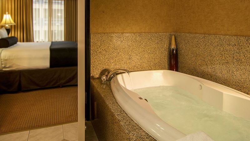 The Grand Hotel – Salem, room with private jacuzzi, photo 3