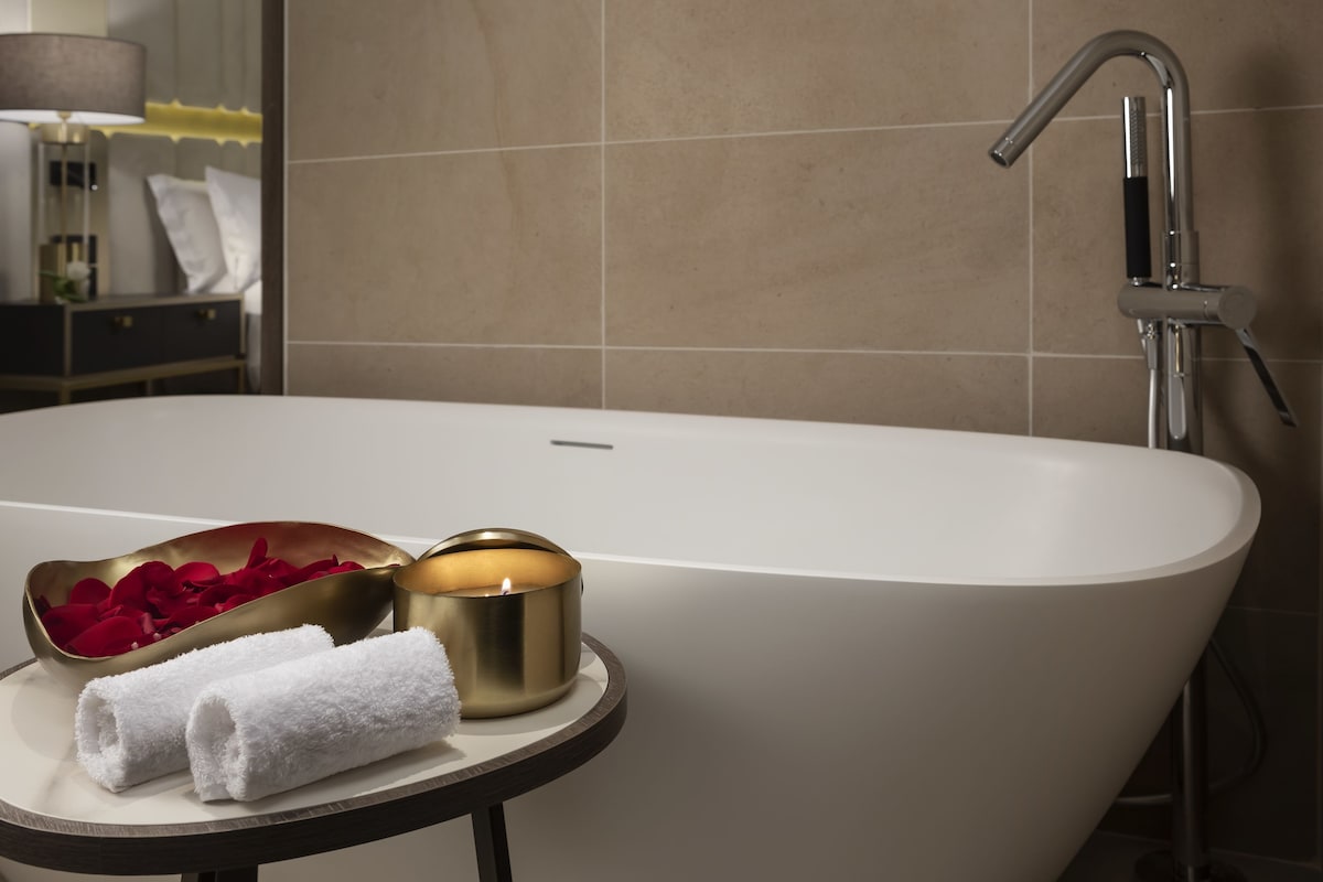 The Level at Meliá Castilla, habitación con jacuzzi privado