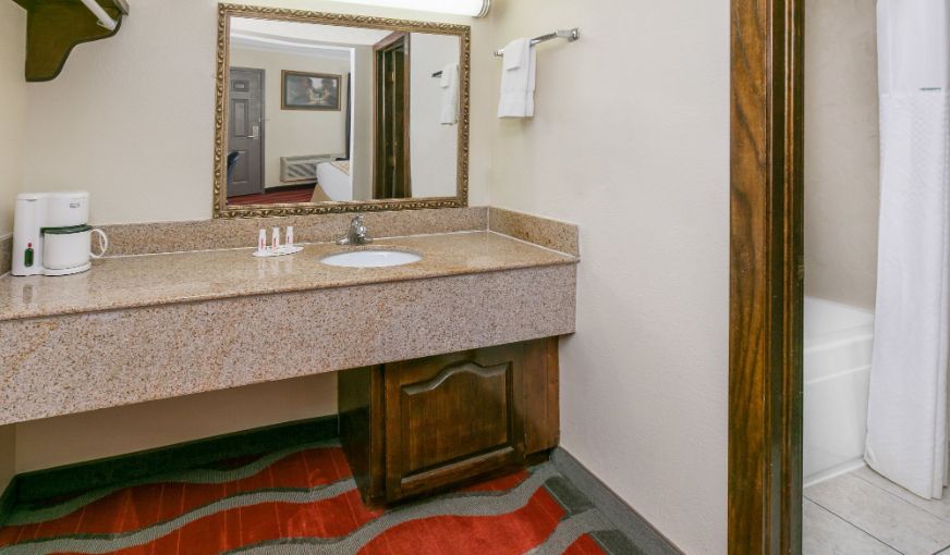 Quality Inn & Suites Oklahoma City North, room with private jacuzzi, photo 2