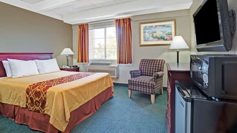 Travelodge by Wyndham Iowa City