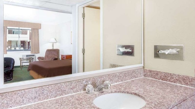 Travelodge by Wyndham Jackson, room with private jacuzzi, photo 3