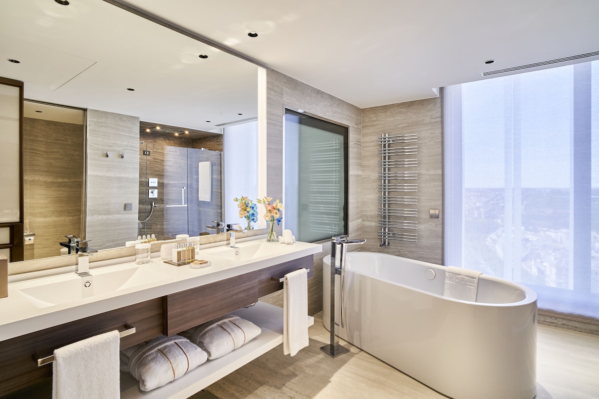 VP Plaza España Design, habitación con jacuzzi privado