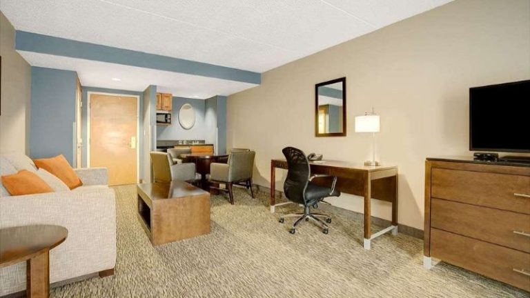 Wingate by Wyndham Fargo