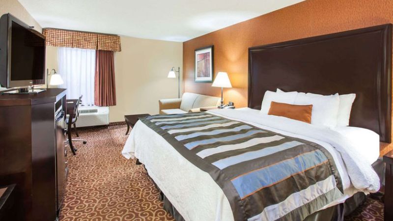 Wingate by Wyndham North Little Rock, room with private jacuzzi, photo 3
