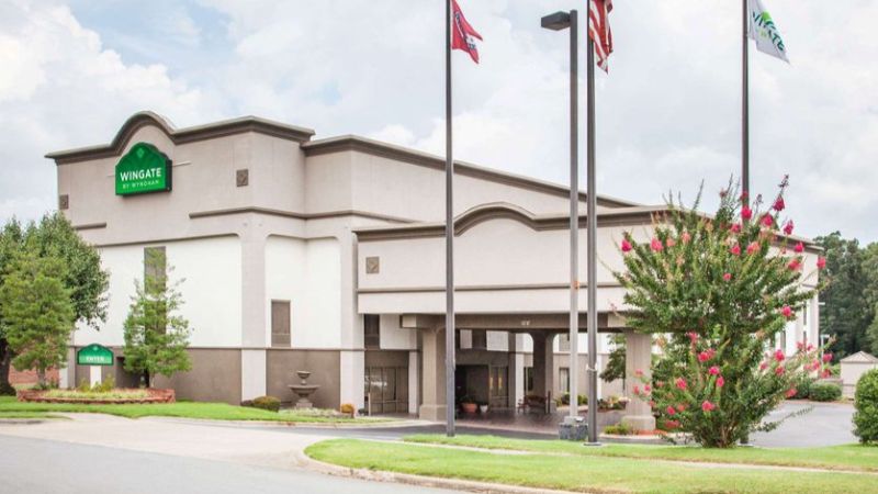 Wingate by Wyndham North Little Rock, room with private jacuzzi, photo 5