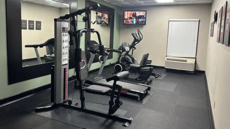 Wingate by Wyndham North Little Rock, room with private jacuzzi, photo 7