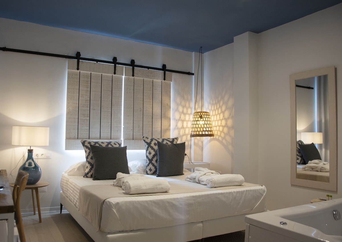 You & Co. Saler Beach Boutique Hotel, habitación con jacuzzi privado