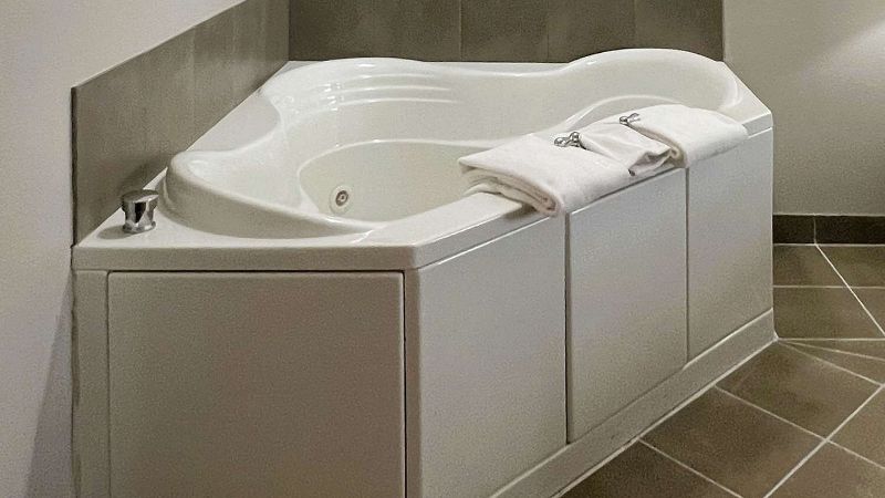 Country Inn & Suites by Radisson, Wytheville, VA, room with private jacuzzi, photo 2