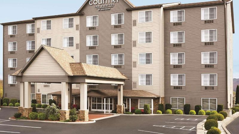 Country Inn & Suites by Radisson, Wytheville, VA, room with private jacuzzi, photo 6