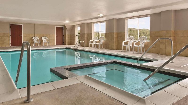 Country Inn & Suites by Radisson, Wytheville, VA, room with private jacuzzi, photo 7