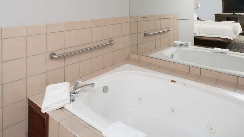 Hampton Inn North Sioux City, room with private jacuzzi, photo 2
