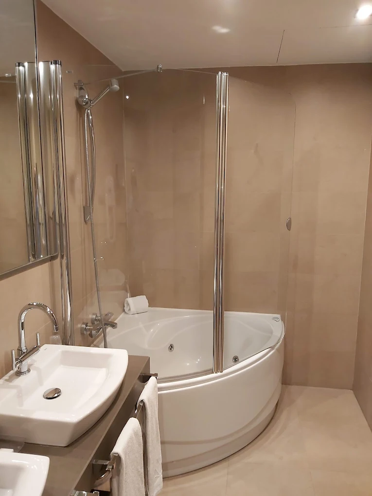AZZ Asturias LangreHotel & Spa, habitación con jacuzzi privado