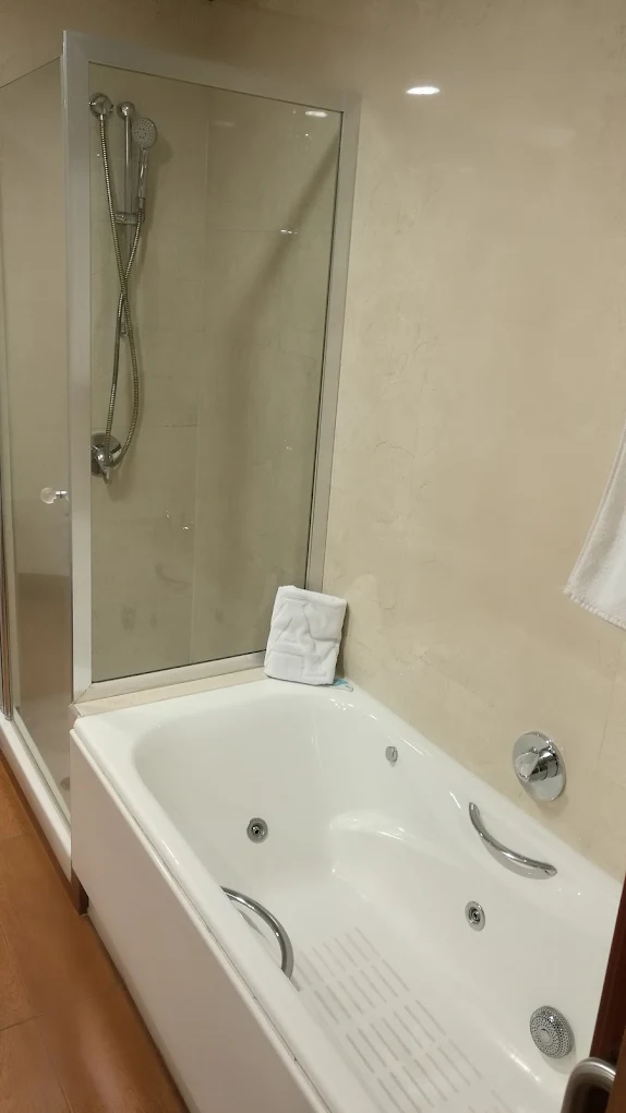 Ac Hotel Almeria, habitación con jacuzzi privado