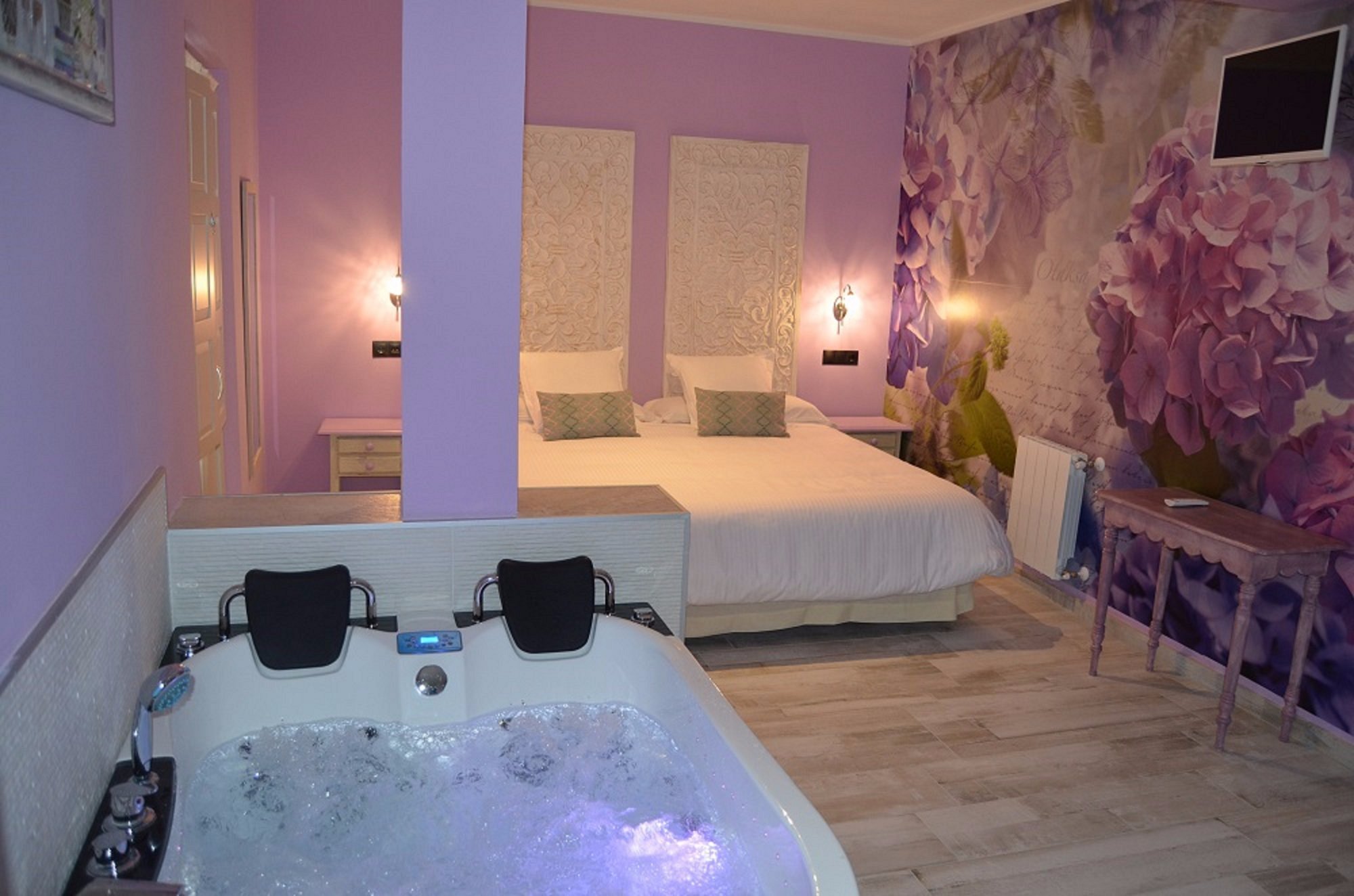 Akla Hotel Suites Santillana, habitación con jacuzzi privado