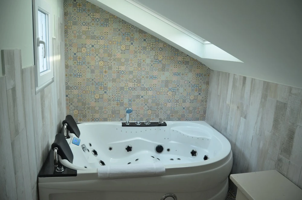 Akla Suites Santillana, habitación con jacuzzi privado