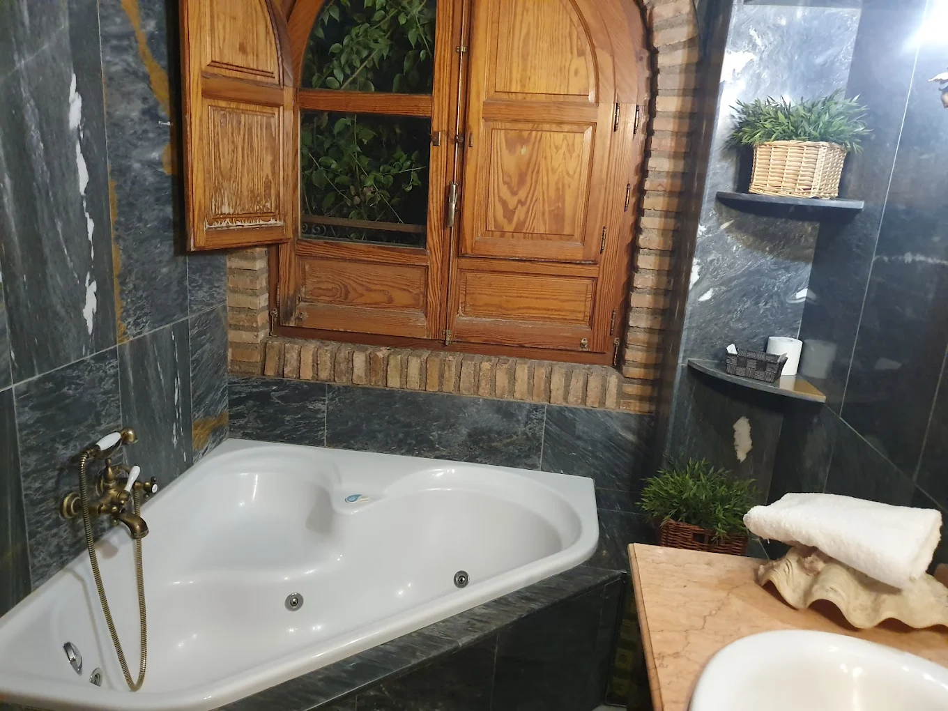 Alojamientos La Casa de Piedra, habitación con jacuzzi privado