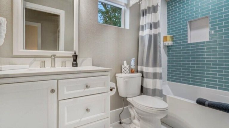 Baby Blue! Hot Tub! Elegant Kitchen & Bathrooms!