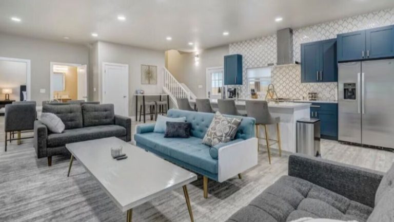 Baby Blue! Hot Tub! Elegant Kitchen & Bathrooms!