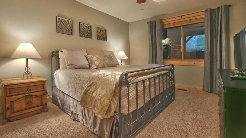 Black Bear Lodge by Abode Luxury Rentals, room with private jacuzzi, photo 2