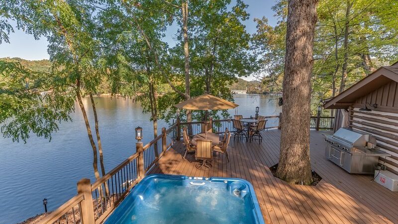Cabin at White Oak Point, cabin with a private hot tub