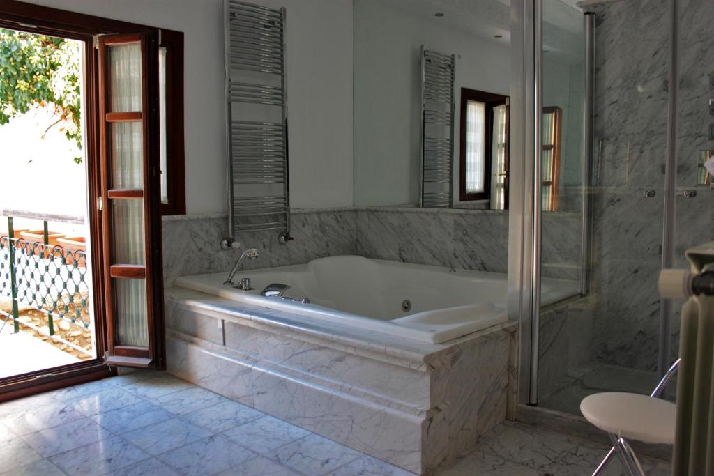 Candil Suite Comares, habitación con jacuzzi privado