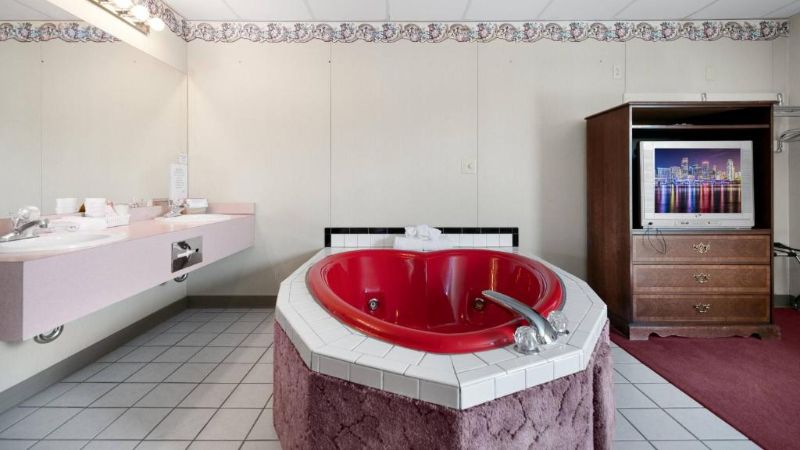 Candlewick Inn and Suites