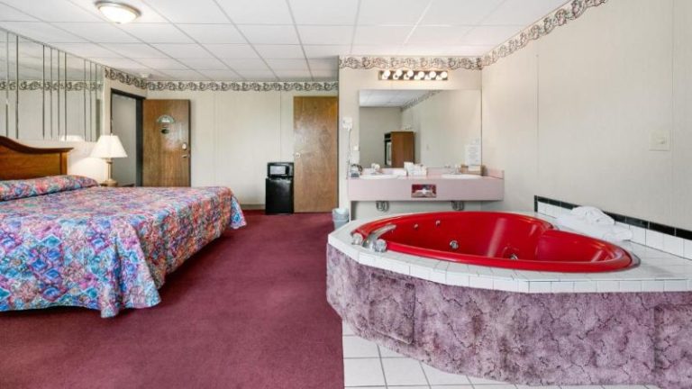 Candlewick Inn and Suites